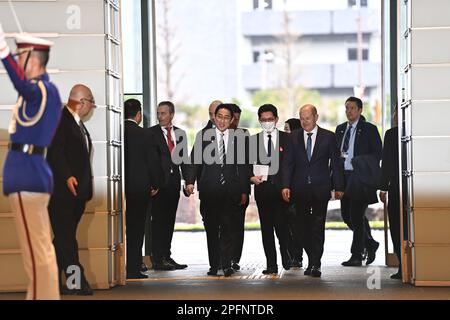 Kioicho, Japan. 18. März 2023. TOKIO, JAPAN - MÄRZ 18 : Bundeskanzler der Bundesrepublik Deutschland, Olaf SCHOLZ (L), und Ministerpräsident Japans, Fumio Kishida (R), nehmen an einer Ehrenwache Teil, die am 18. März 2023 in Tokio, Japan, an der offiziellen Residenz des Ministerpräsidenten teilnimmt. Kredit: SOPA Images Limited/Alamy Live News Stockfoto