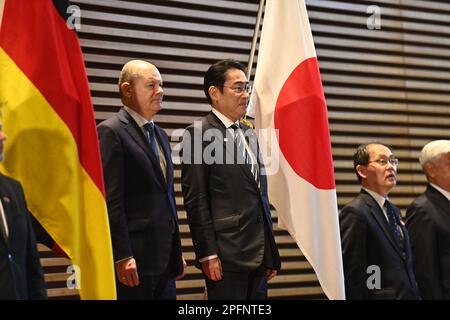 Kioicho, Japan. 18. März 2023. TOKIO, JAPAN - MÄRZ 18 : Bundeskanzler der Bundesrepublik Deutschland, Olaf SCHOLZ (L), und Ministerpräsident Japans, Fumio Kishida (R), nehmen an einer Ehrenwache Teil, die am 18. März 2023 in Tokio, Japan, an der offiziellen Residenz des Ministerpräsidenten teilnimmt. Kredit: SOPA Images Limited/Alamy Live News Stockfoto