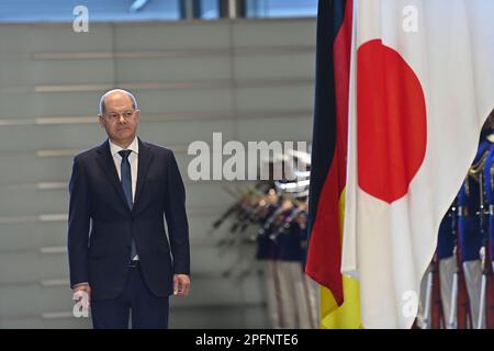 Kioicho, Japan. 18. März 2023. TOKIO, JAPAN - MÄRZ 18 : Bundeskanzler der Bundesrepublik Deutschland, Olaf SCHOLZ, und Premierminister Japans, Fumio Kishida (nicht gesehen), nehmen an einer Ehrenwache Teil, die am 18. März 2023 in Tokio, Japan, an der offiziellen Residenz des Premierministers teilnimmt. Kredit: SOPA Images Limited/Alamy Live News Stockfoto