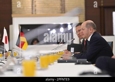 Kioicho, Japan. 18. März 2023. TOKIO, JAPAN - MÄRZ 18 : Bundeskanzler der Bundesrepublik Deutschland, Olaf SCHOLZ, und Ministerpräsident Japans, Fumio Kishida (nicht gesehen), sprechen auf dem japanisch-deutschen Gipfeltreffen am 18. März 2023 am offiziellen Sitz des Ministerpräsidenten in Tokio, Japan. Kredit: SOPA Images Limited/Alamy Live News Stockfoto