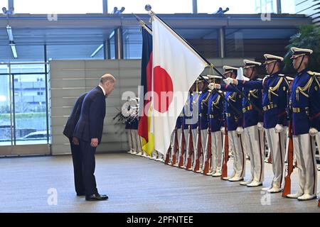 Kioicho, Japan. 18. März 2023. TOKIO, JAPAN - MÄRZ 18 : Bundeskanzler der Bundesrepublik Deutschland, Olaf SCHOLZ (R), und Ministerpräsident Japans, Fumio Kishida (L), nehmen an einer Ehrenwache Teil, die am 18. März 2023 in Tokio, Japan, an der offiziellen Residenz des Ministerpräsidenten teilnimmt. Kredit: SOPA Images Limited/Alamy Live News Stockfoto