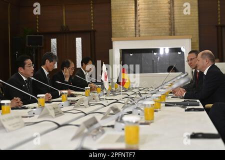 Kioicho, Japan. 18. März 2023. TOKIO, JAPAN - MÄRZ 18 : Bundeskanzler der Bundesrepublik Deutschland, Olaf SCHOLZ (R), und Ministerpräsident Japans, Fumio Kishida (L), sprechen während des japanisch-deutschen Gipfeltreffens am 18. März 2023 in Tokio, Japan. Kredit: SOPA Images Limited/Alamy Live News Stockfoto