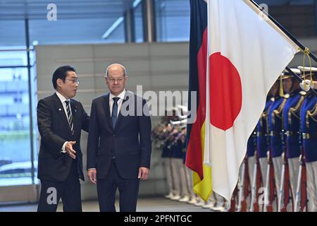 Kioicho, Japan. 18. März 2023. TOKIO, JAPAN - MÄRZ 18 : Bundeskanzler der Bundesrepublik Deutschland, Olaf SCHOLZ (R), und Ministerpräsident Japans, Fumio Kishida (L), nehmen an einer Ehrenwache Teil, die am 18. März 2023 in Tokio, Japan, an der offiziellen Residenz des Ministerpräsidenten teilnimmt. Kredit: SOPA Images Limited/Alamy Live News Stockfoto