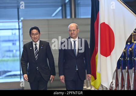 Kioicho, Japan. 18. März 2023. TOKIO, JAPAN - MÄRZ 18 : Bundeskanzler der Bundesrepublik Deutschland, Olaf SCHOLZ (R), und Ministerpräsident Japans, Fumio Kishida (L), nehmen an einer Ehrenwache Teil, die am 18. März 2023 in Tokio, Japan, an der offiziellen Residenz des Ministerpräsidenten teilnimmt. Kredit: SOPA Images Limited/Alamy Live News Stockfoto