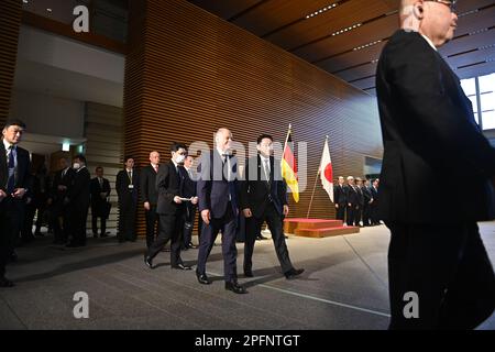 Kioicho, Japan. 18. März 2023. TOKIO, JAPAN - MÄRZ 18 : Bundeskanzler der Bundesrepublik Deutschland, Olaf SCHOLZ (L), und Ministerpräsident Japans, Fumio Kishida (R), nehmen an einer Ehrenwache Teil, die am 18. März 2023 in Tokio, Japan, an der offiziellen Residenz des Ministerpräsidenten teilnimmt. Kredit: SOPA Images Limited/Alamy Live News Stockfoto