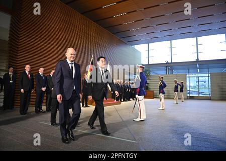 Kioicho, Japan. 18. März 2023. TOKIO, JAPAN - MÄRZ 18 : Bundeskanzler der Bundesrepublik Deutschland, Olaf SCHOLZ (L), und Ministerpräsident Japans, Fumio Kishida (R), nehmen an einer Ehrenwache Teil, die am 18. März 2023 in Tokio, Japan, an der offiziellen Residenz des Ministerpräsidenten teilnimmt. Kredit: SOPA Images Limited/Alamy Live News Stockfoto