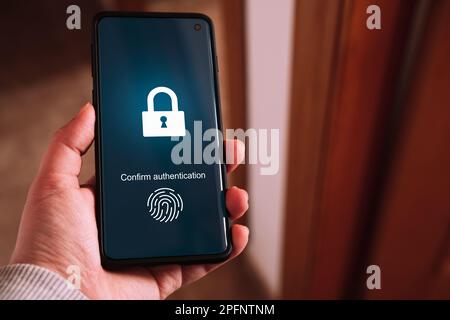 Biometrisches Authentifizierungskonzept. Smartphone mit Fingerabdruck-Scan. Zugriff auf Kennwort über Fingerabdrücke. Technologie-Sicherheitssystem. Stockfoto