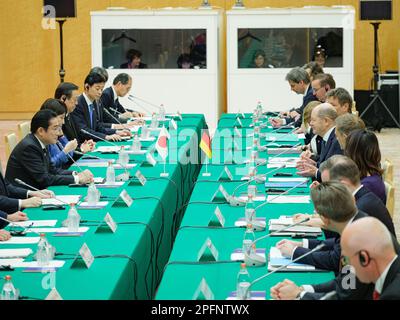 Tokio, Japan. 18. März 2023. Bundesrepublik Deutschland Bundeskanzler Olaf SCHOLZ (rechts) und japanischer Ministerpräsident Fumio Kishida (links) sprechen am 18. März 2023 auf einem Gipfeltreffen am offiziellen Sitz des Ministerpräsidenten in Tokio, Japan. Kredit: SOPA Images Limited/Alamy Live News Stockfoto