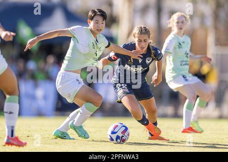 Canberra, Australien. 18. März 2023. Wu Chengshu (L) von Canberra United wehrt sich während des A-League-Frauenspiels der Saison 2022-2023 zwischen Canberra United und Melbourne Victory in Canberra, Australien, am 18. März 2023 um den Ball. Kredit: Chu Chen/Xinhua/Alamy Live News Stockfoto