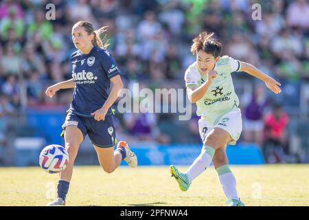 Canberra, Australien. 18. März 2023. Wu Chengshu (R) von Canberra United schießt während des A-League-Frauenspiels der Saison 2022-2023 zwischen Canberra United und Melbourne Victory in Canberra, Australien, am 18. März 2023. Kredit: Chu Chen/Xinhua/Alamy Live News Stockfoto