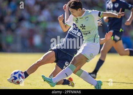 Canberra, Australien. 18. März 2023. Wu Chengshu (R) von Canberra United wehrt sich während des A-League-Frauenspiels der Saison 2022-2023 zwischen Canberra United und Melbourne Victory in Canberra, Australien, am 18. März 2023 um den Ball. Kredit: Chu Chen/Xinhua/Alamy Live News Stockfoto