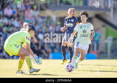 Canberra, Australien. 18. März 2023. Wu Chengshu (R) von Canberra United tritt beim A-League-Frauenspiel 2022-2023 zwischen Canberra United und Melbourne Victory in Canberra, Australien, am 18. März 2023 an. Kredit: Chu Chen/Xinhua/Alamy Live News Stockfoto