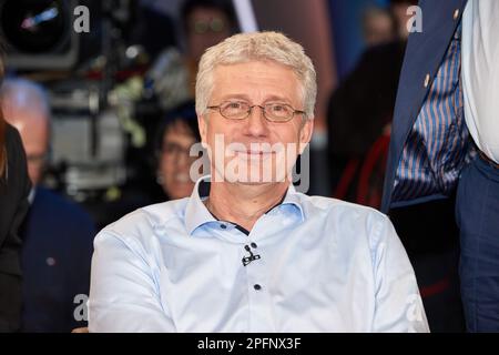 Hamburg, Deutschland. 17. März 2023. Tillmann Bendikowski, Historiker und Autor, vor der Aufnahme der "NDR Talk Show". Kredit: Georg Wendt/dpa/Alamy Live News Stockfoto