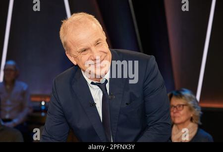 Hamburg, Deutschland. 17. März 2023. Hubertus Meyer-Burckhardt, Gastgeber, vor der Aufnahme der "NDR Talk Show". Kredit: Georg Wendt/dpa/Alamy Live News Stockfoto