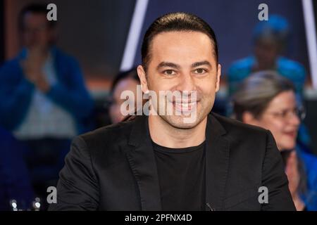 Hamburg, Deutschland. 17. März 2023. Bülent Ceylan, Komiker, vor der Aufnahme der "NDR Talk Show". Kredit: Georg Wendt/dpa/Alamy Live News Stockfoto