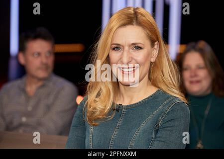 Hamburg, Deutschland. 17. März 2023. Stefanie Hertel, Sängerin, vor der Aufnahme der "NDR Talk Show". Kredit: Georg Wendt/dpa Kredit: Georg Wendt/dpa/Alamy Live News Stockfoto