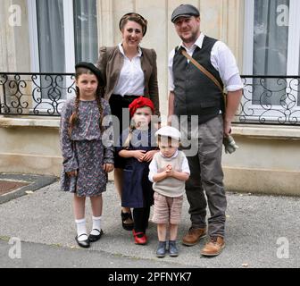 Eine hübsche junge Familie in Caretan-les-Marais, Manche, Normandie, Frankreich, Europa Stockfoto