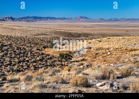 Sand Spring Valley, Rachel Settlement, Groom Range in dist, Blick von Tempiute Mine Rd, in der Nähe von Lincoln Mine, Timpahute Range, Great Basin, Nevada, USA Stockfoto
