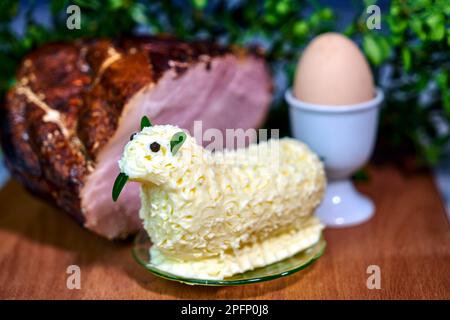 Osterlamm mit Butter, Schinken und Ei auf einem Holztisch in Polen Stockfoto