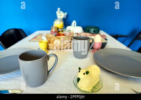 Tischdecken mit Osterbutterlamm zum Osterfrühstück in Polen Stockfoto