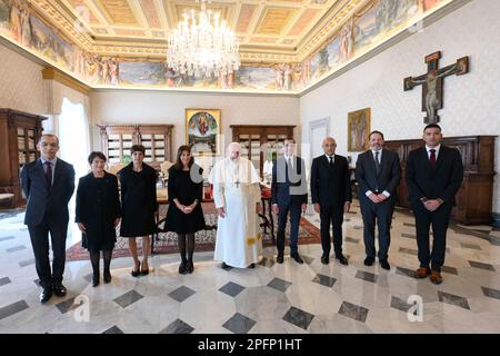 Vatikan, Vatikan. 18. März 2023. Italien, Rom, Vatikan 2023/3/18. Papst Franziskus empfängt Frau Anne Hidalgo, Bürgermeisterin von Paris, und folgt dem Foto des Vatikans durch die Vatikanischen Medien/katholisches Pressefoto . BESCHRÄNKT AUF REDAKTIONELLE VERWENDUNG - KEIN MARKETING - KEINE WERBEKAMPAGNEN. Kredit: Unabhängige Fotoagentur/Alamy Live News Stockfoto