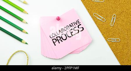 Inspiration mit Zeichen für „Collaborative Process“. Unternehmensübersicht die Arbeit von Mitarbeitern und Organisationen führt zu Ergebnissen Stockfoto