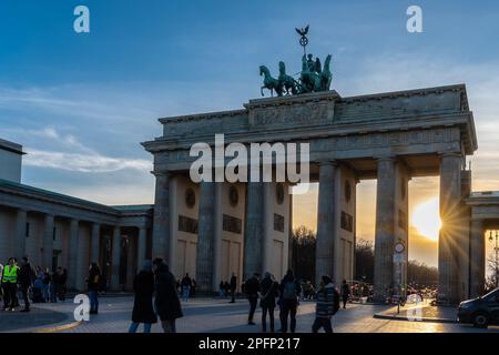 Das Brandenburger Tor ist eines der wichtigsten Denkmäler Berlins, ein Wahrzeichen und Symbol mit mehr als zweihundert Jahren Geschichte während des Sonnenuntergangs Stockfoto