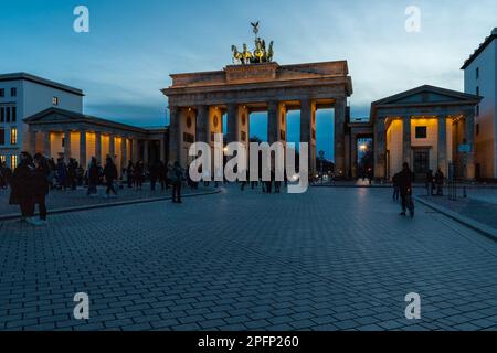 Das Brandenburger Tor ist eines der wichtigsten Denkmäler Berlins, ein Wahrzeichen und Symbol mit mehr als zweihundert Jahren Geschichte während des Sonnenuntergangs Stockfoto