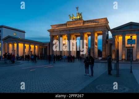 Das Brandenburger Tor ist eines der wichtigsten Denkmäler Berlins, ein Wahrzeichen und Symbol mit mehr als zweihundert Jahren Geschichte während des Sonnenuntergangs Stockfoto