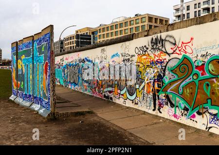 Die East Side Gallery Gedenkstätte in Berlin-Friedrichshain ist eine permanente Open-Air-Galerie auf dem am längsten erhaltenen Abschnitt der Berliner Mauer Stockfoto