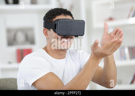 Attraktiver bärtiger Mann, der Virtual-Reality-Brillen genießt Stockfoto