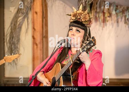 SPICEWOOD, TEXAS - MÄRZ 17: Tami Neilson tritt während des Luck Reunion am 17. März 2023 in Luck, Texas in einem Konzert auf. (Foto: Maggie Boyd/SipaUSA) SIPA USA/Alamy Live News Stockfoto