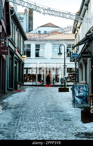 Stavanger, Norwegen, März 10 2023, Kremmerhuset Shop Front Old Town Stavanger mit einem männlichen Kunden verlässt den Store bei kaltem, eisigem Winter Stockfoto