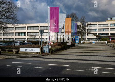 Essen, Nordrhein-Westfalen, Deutschland - Hauptsitz Galeria, Gebäude der Galeria Karstadt Kaufhof-Zentrale vor dem dunklen Himmel. Stockfoto