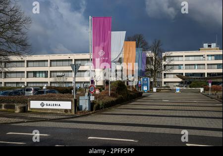 Essen, Nordrhein-Westfalen, Deutschland - Hauptsitz Galeria, Gebäude der Galeria Karstadt Kaufhof-Zentrale vor dem dunklen Himmel. Stockfoto