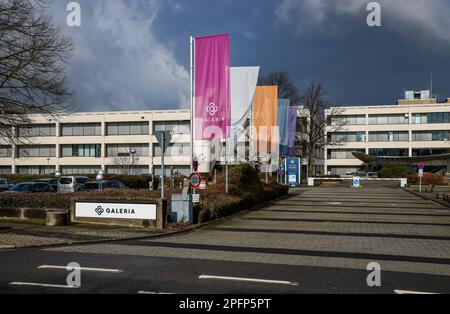 Essen, Nordrhein-Westfalen, Deutschland - Hauptsitz Galeria, Gebäude der Galeria Karstadt Kaufhof-Zentrale vor dem dunklen Himmel. Stockfoto