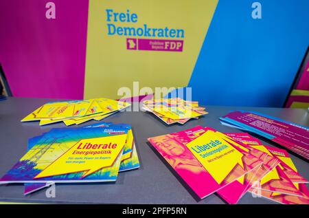 Ingolstadt, Deutschland. 18. März 2023. Zu Beginn der 83. Vertragsstaatenkonferenz der Bayerischen FDP liegt Werbematerial der bayrischen FDP auf einem Tisch. Kredit: Uwe Lein/dpa/Alamy Live News Stockfoto