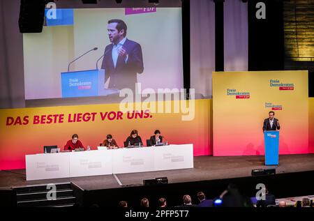 Ingolstadt, Deutschland. 18. März 2023. Martin Hagen, FDP-Staatsvorsitzender und oberster Kandidat der FDP für die bayerische Staatswahl 2023, spricht während der Parteikonferenz der FDP Bayern vor Delegierten. Kredit: Uwe Lein/dpa/Alamy Live News Stockfoto