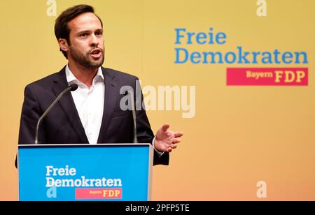 Ingolstadt, Deutschland. 18. März 2023. Martin Hagen, FDP-Staatsvorsitzender und oberster Kandidat der FDP für die bayerische Staatswahl 2023, spricht während der Parteikonferenz der FDP Bayern vor Delegierten. Kredit: Uwe Lein/dpa/Alamy Live News Stockfoto