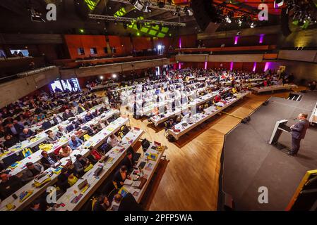 Ingolstadt, Deutschland. 18. März 2023. Im Rednerpult: Stellvertretender Vorsitzender Stephan Thomae (FDP). Blick in die Halle des Stadttheaters zu Beginn der 83. Parteikonferenz der FDP Bayern. Kredit: Uwe Lein/dpa/Alamy Live News Stockfoto