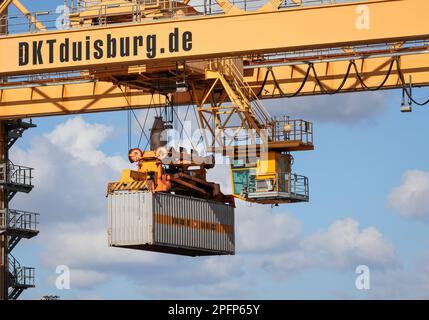 Duisburg, Nordrhein-Westfalen, Deutschland - Container am Hafen Duisburg, hier am DKT Duisburg Komiterminal, werden auf einen Güterzug verladen Stockfoto