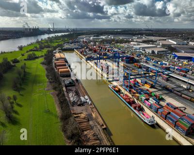 Duisburg, Nordrhein-Westfalen, Deutschland - Industrielandschaft, Hafen Duisburg, Containerhafen, Loghafen Duisburg, im Hafen Duisburg auf der R Stockfoto
