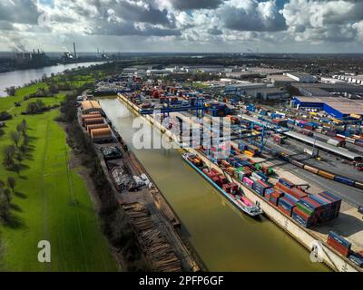 Duisburg, Nordrhein-Westfalen, Deutschland - Industrielandschaft, Hafen Duisburg, Containerhafen, Loghafen Duisburg, im Hafen Duisburg auf der R Stockfoto