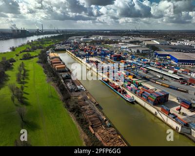 Duisburg, Nordrhein-Westfalen, Deutschland - Industrielandschaft, Hafen Duisburg, Containerhafen, Loghafen Duisburg, im Hafen Duisburg auf der R Stockfoto