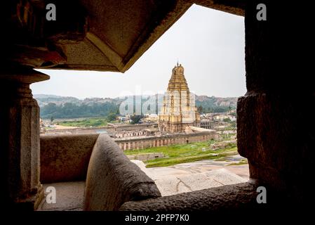 Der Virupaksha-Tempel, der lord Shiva gewidmet ist, befindet sich in Hampi in Karnataka, Indien. Hampi, die Hauptstadt des Vijayanagar Empire, ist ein UNESCO-Weltkulturerbe Stockfoto