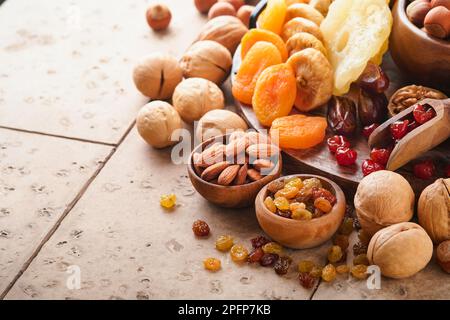 TU Bishvat-Festungskonzept. Mischung aus Trockenfrüchten und Nussmandeln, Haselnüssen, Walnüssen, Aprikosen, Pflaumen, Kirschen, Rosinen, Datteln, Äpfel, Feigen Stockfoto