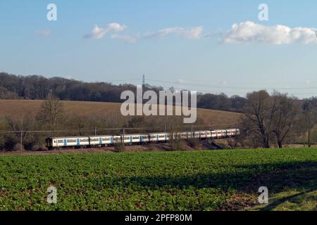 Ein Paar elektrische Geräte der Klasse 317 mit den Nummern 317348 und 317507, die am 18. März 2022 in einem Greater Anglia Service in der Nähe von Newport in Essex arbeiten. Stockfoto