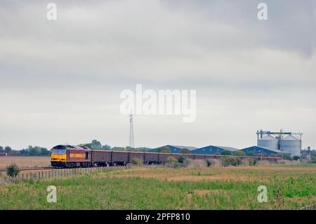 Eine EWS-Diesellokomotive der Klasse 60 mit der Nummer 60024 und einem leeren Steinbetrieb, die am 18. Oktober 2005 in Kennet aus MEA-Kastenwagen gebildet wurde. Stockfoto