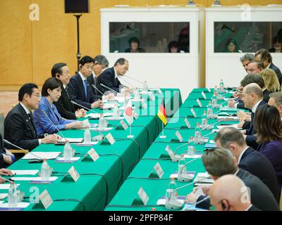 Tokio, Japan. 18. März 2023. Bundesrepublik Deutschland Bundeskanzler Olaf SCHOLZ (rechts) und japanischer Ministerpräsident Fumio Kishida (links) sprechen am 18. März 2023 auf einem Gipfeltreffen am offiziellen Sitz des Ministerpräsidenten in Tokio, Japan. (Foto: Nicolas Datiche/SIPA/POOL/SOPA Images/Sipa USA) Guthaben: SIPA USA/Alamy Live News Stockfoto