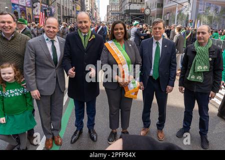 New York, New York, USA. 17. März 2023. (NEU) St. Patrick's Day Parade in New York City. 17. März 2023, New York, New York, USA: S.E. Micheal Martin, Tanaiste, Minister für auswärtige Angelegenheiten und Minister für Verteidigung, Republik Irland (3L), und New York Staatsanwalt General Letitia James (C) nehmen am St. Patrick's Day Parade entlang der 5. Avenue am 17. März 2023 in New York City. (Kreditbild: © M10s/TheNEWS2 via ZUMA Press Wire) NUR REDAKTIONELLE VERWENDUNG! Nicht für den kommerziellen GEBRAUCH! Stockfoto